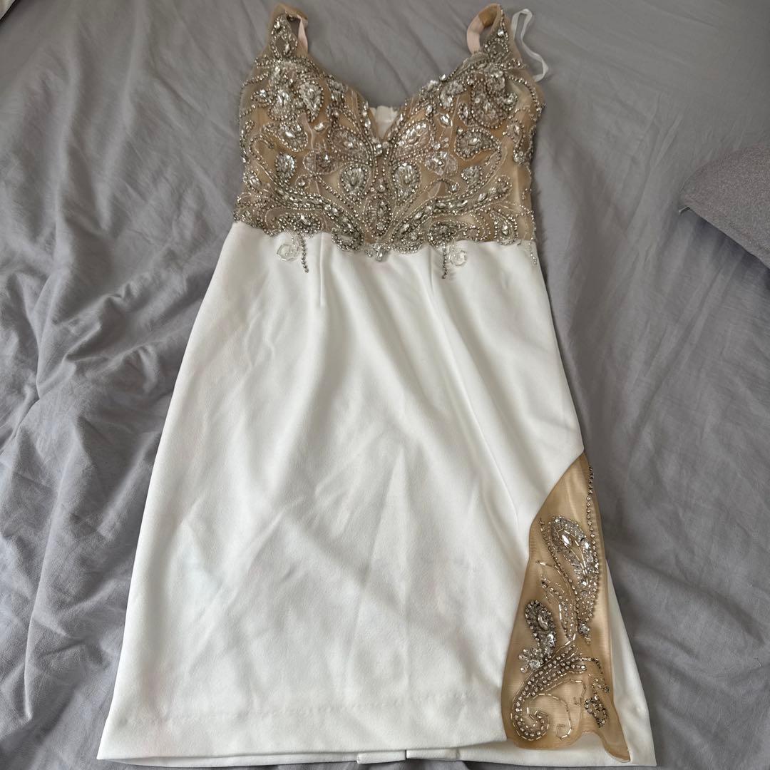 ビーズ刺繍付きナイトドレス