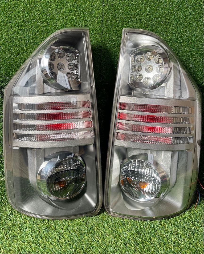 70系ヴォクシー純正LEDテールランプ ICHIKOH 28-199