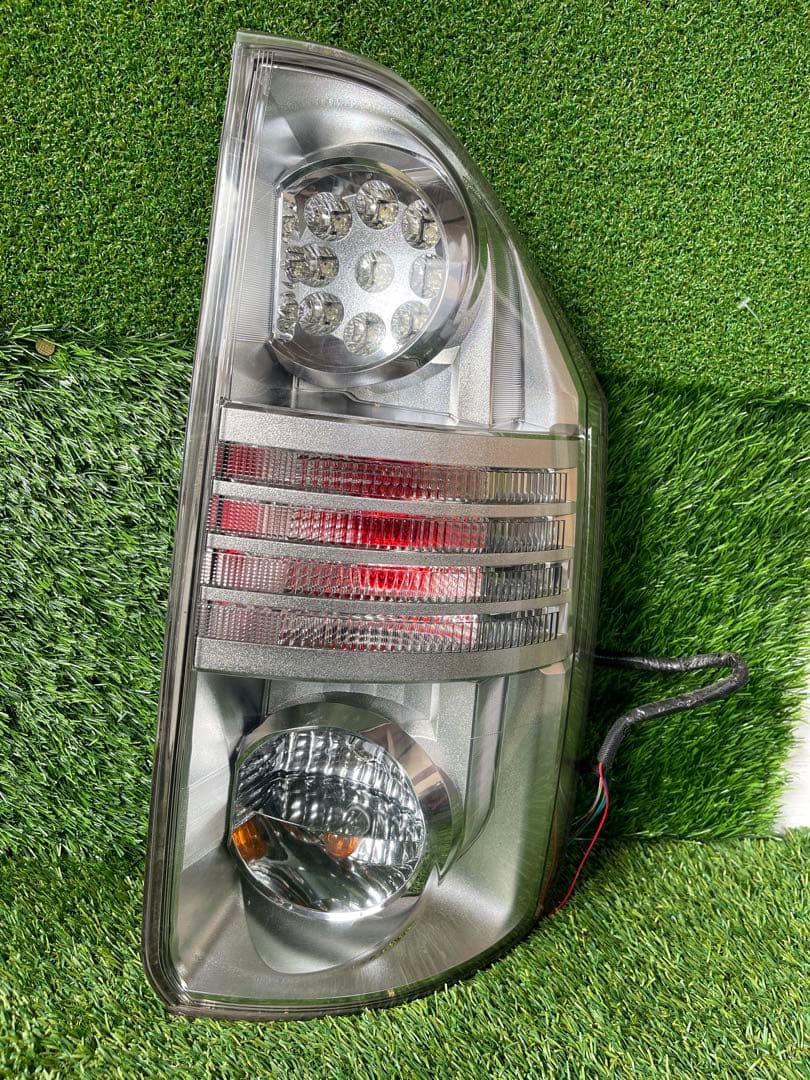 70系ヴォクシー純正LEDテールランプ ICHIKOH 28-199