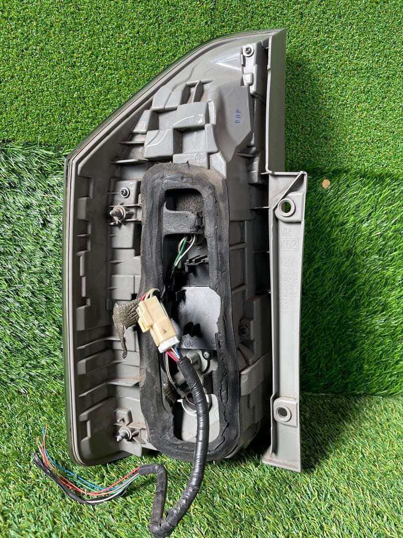 70系ヴォクシー純正LEDテールランプ ICHIKOH 28-199