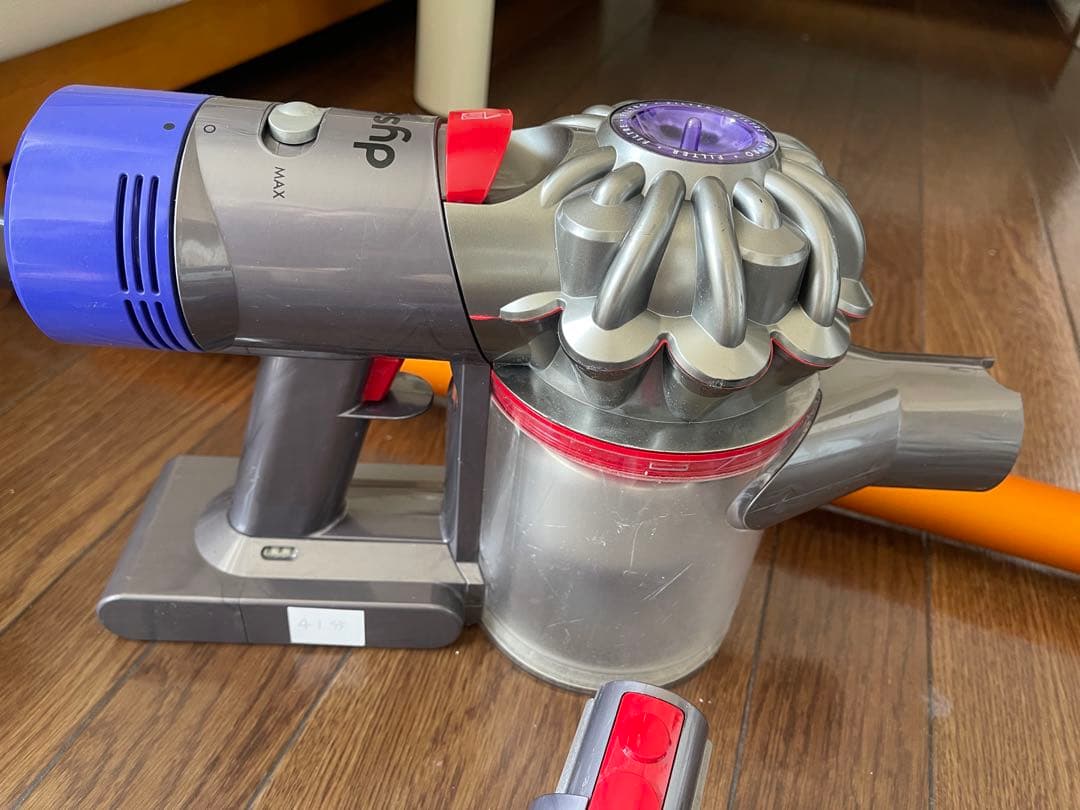Dyson (ダイソン) - V8 (SV10K) コードレス掃除機 付属品付き