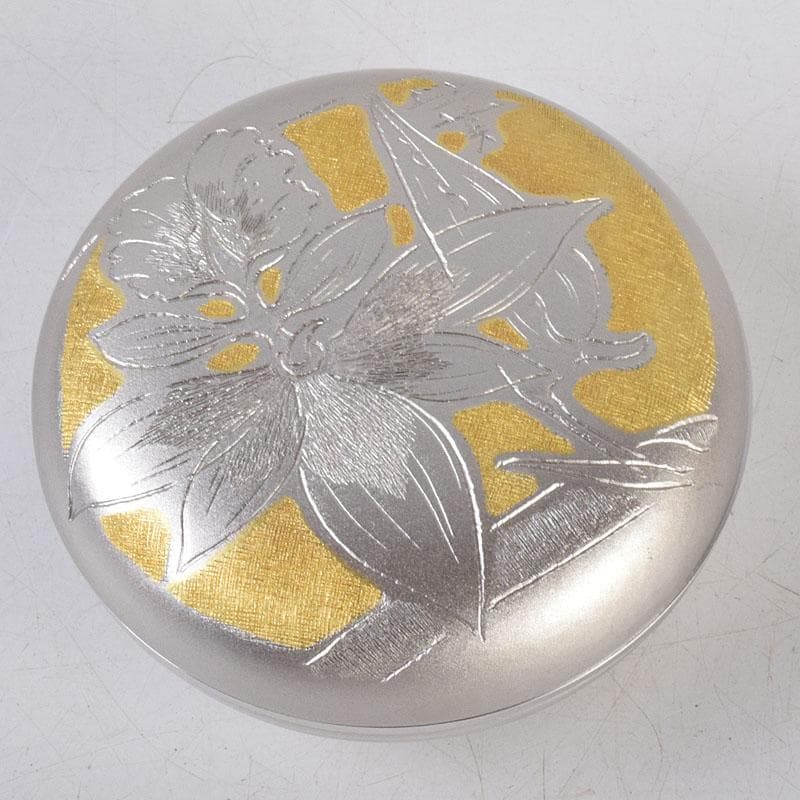 茶道具　帖佐美行作　銅地金銀鍍金　彫金香合　春蘭想　共箱　C　8579