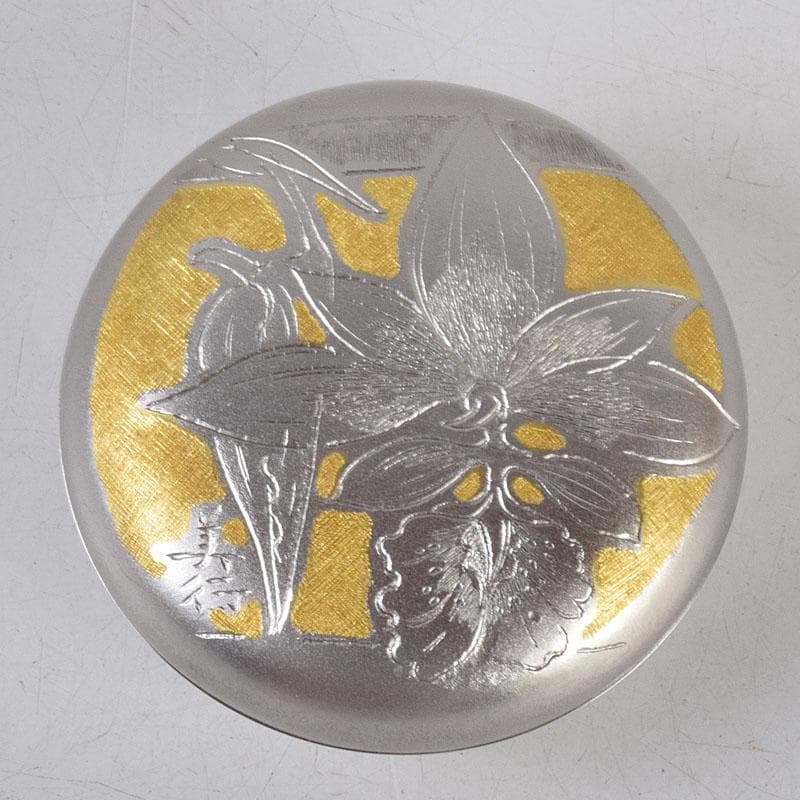 茶道具　帖佐美行作　銅地金銀鍍金　彫金香合　春蘭想　共箱　C　8579