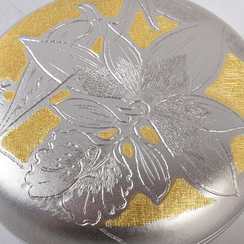 茶道具　帖佐美行作　銅地金銀鍍金　彫金香合　春蘭想　共箱　C　8579