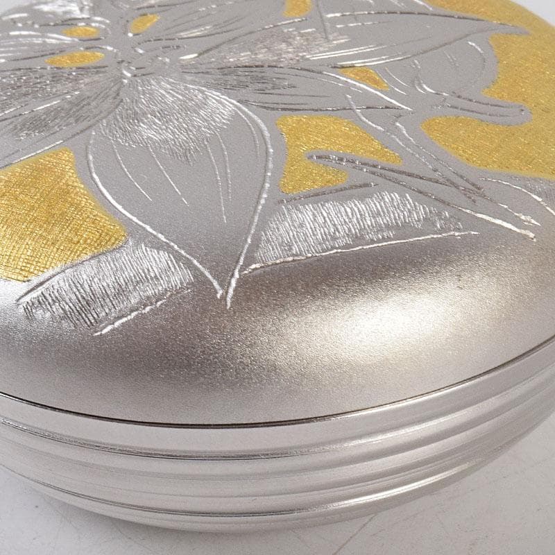 茶道具　帖佐美行作　銅地金銀鍍金　彫金香合　春蘭想　共箱　C　8579