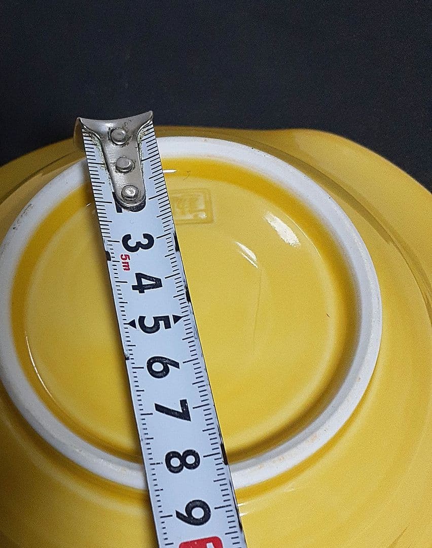 黄色の四角い陶器皿　菓子器です