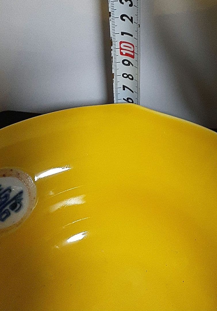 黄色の四角い陶器皿　菓子器です