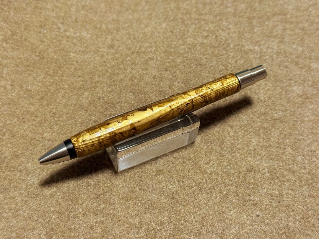 ウッドペンクラフト　屋久杉浮造り国産漆流紋・金霞（きんか）　ショートボールペン