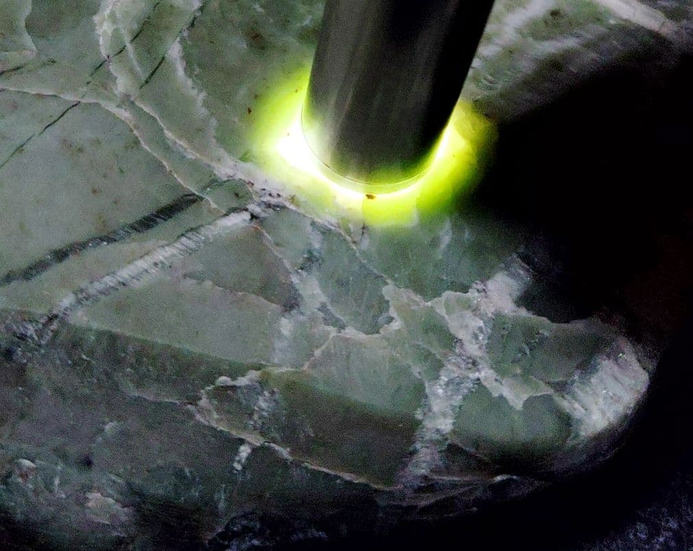 ★翡翠原石★幻の翡翠【秩父軟玉・三沢ヒスイ2面カット663ｇ】