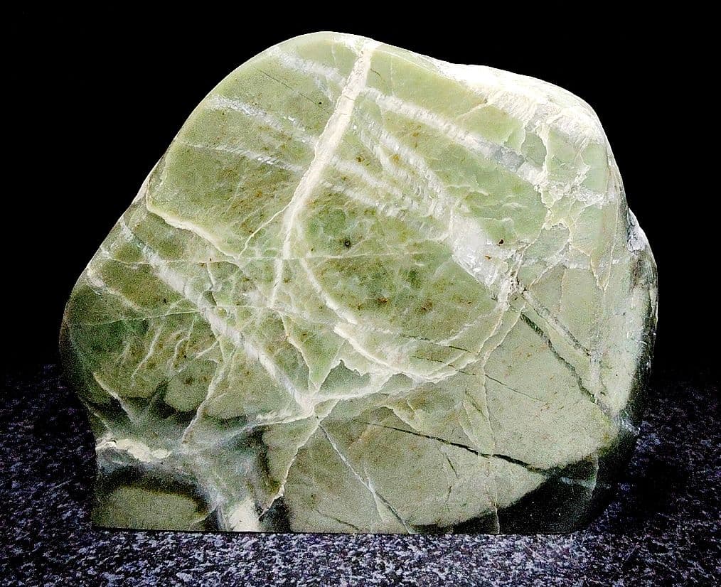 ★翡翠原石★幻の翡翠【秩父軟玉・三沢ヒスイ2面カット663ｇ】