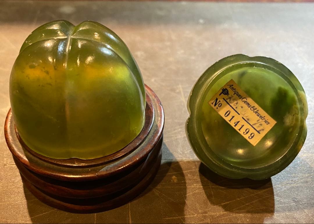 古翡翠 和田玉・鑑賞台付・ヴィンテージ　レア ・オブジェ・鼻煙壺 ・台湾茶器