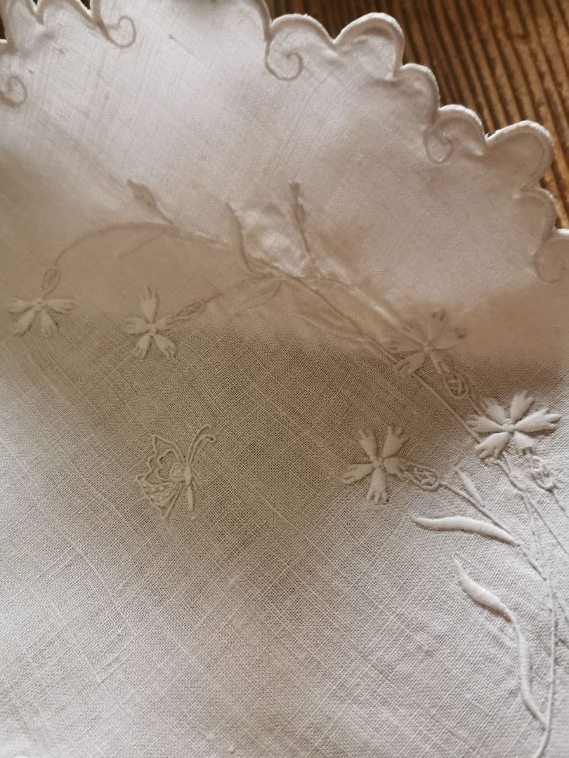 アンティーク フランス カワラナデシコと蝶の立体手刺繍 スカラップリネンランナー