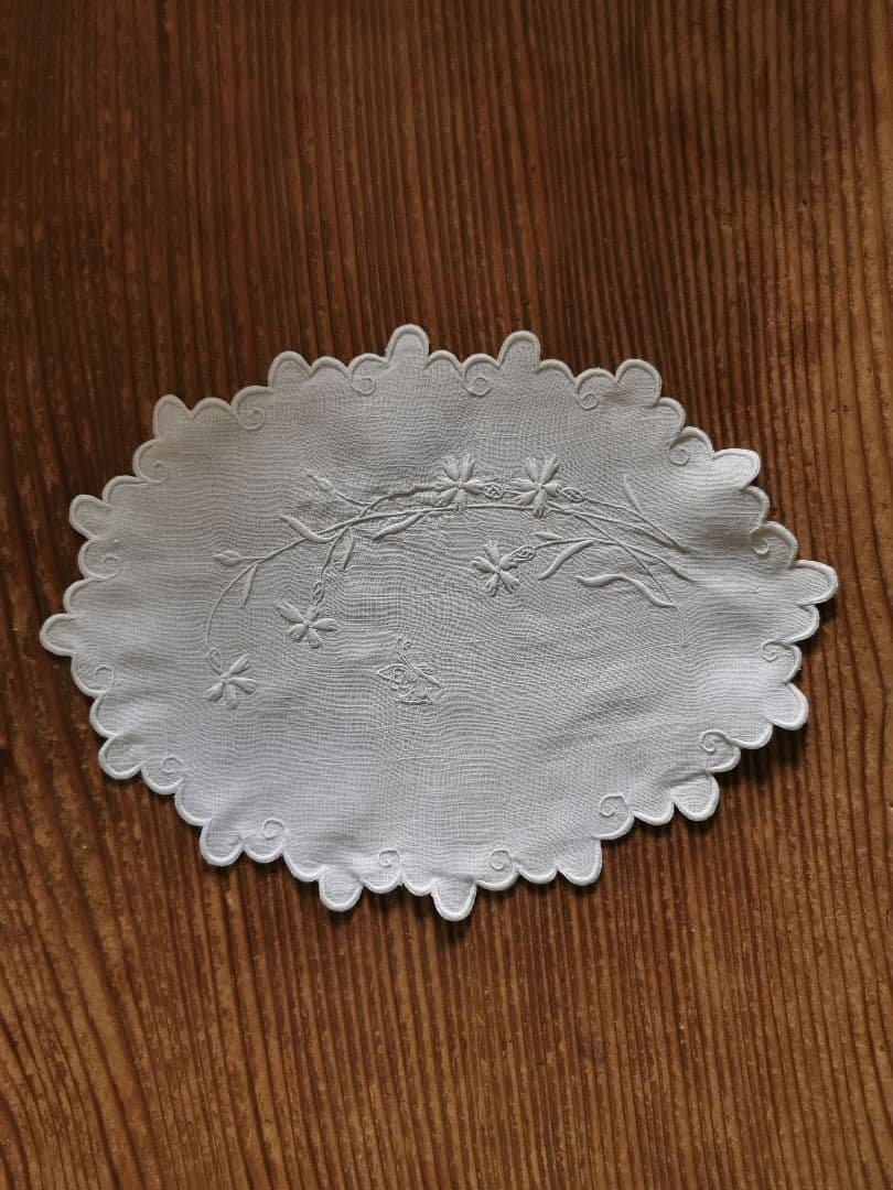 アンティーク フランス カワラナデシコと蝶の立体手刺繍 スカラップリネンランナー