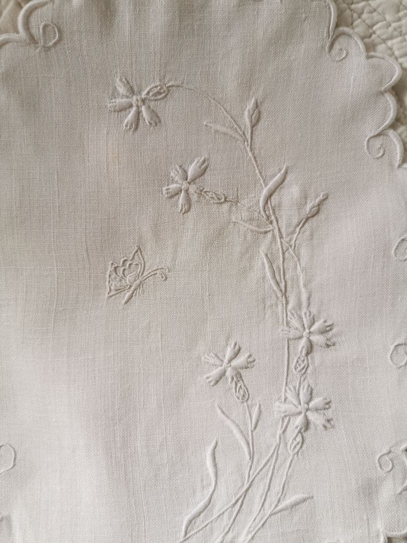アンティーク フランス カワラナデシコと蝶の立体手刺繍 スカラップリネンランナー