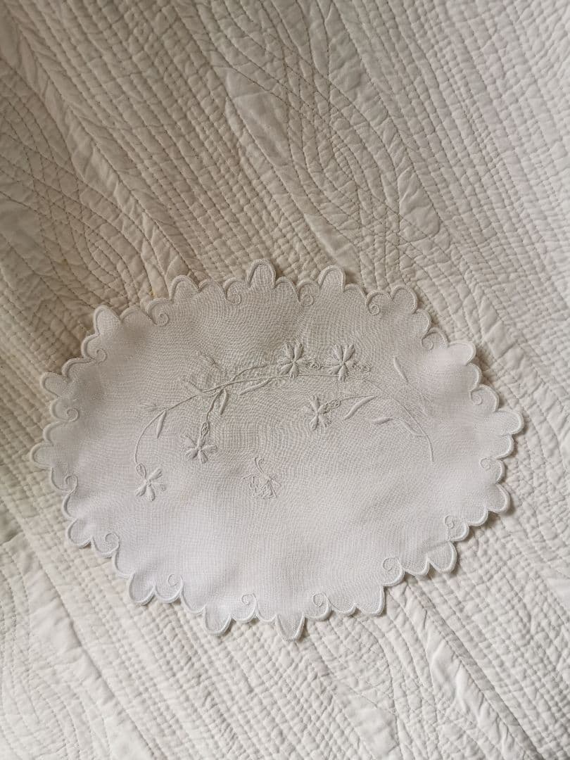 アンティーク フランス カワラナデシコと蝶の立体手刺繍 スカラップリネンランナー