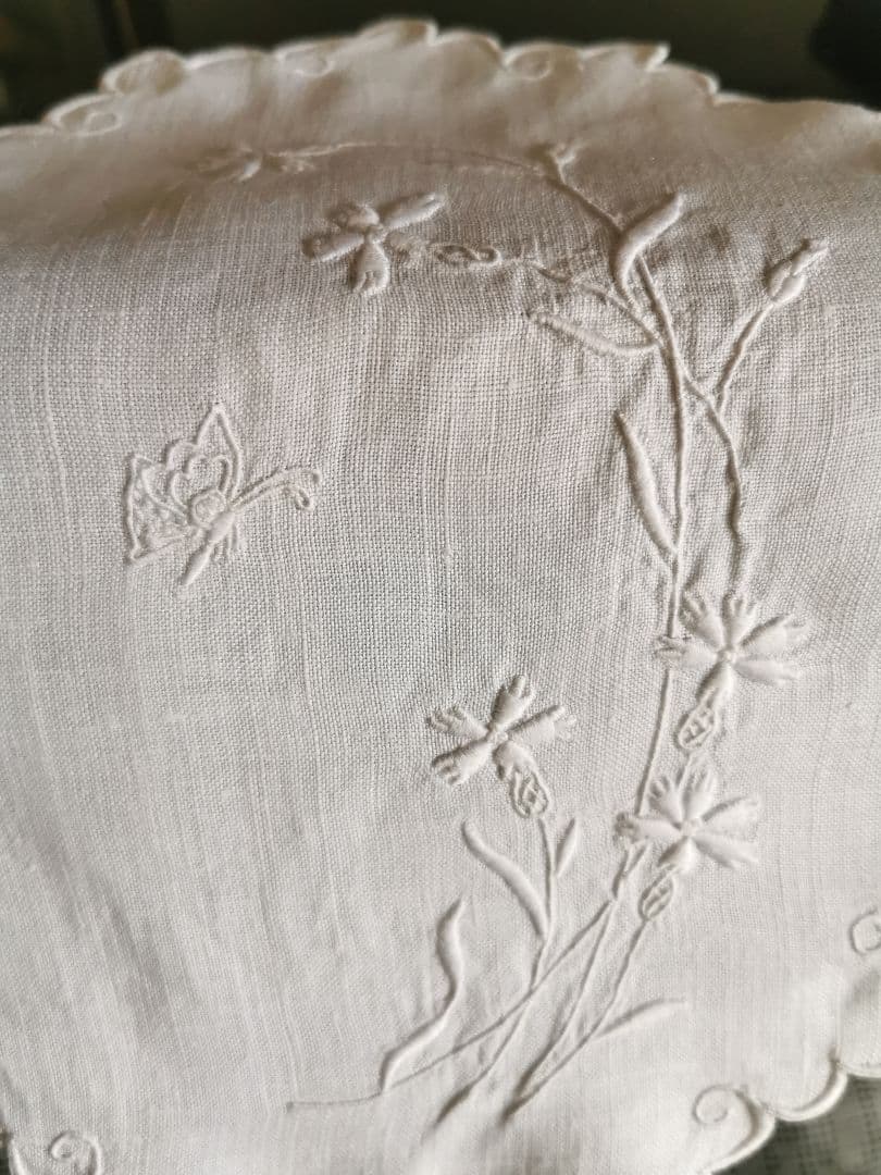 アンティーク フランス カワラナデシコと蝶の立体手刺繍 スカラップリネンランナー