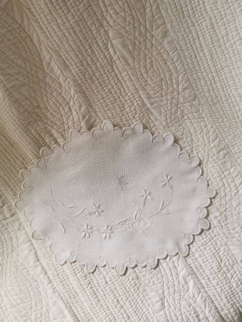 アンティーク フランス カワラナデシコと蝶の立体手刺繍 スカラップリネンランナー