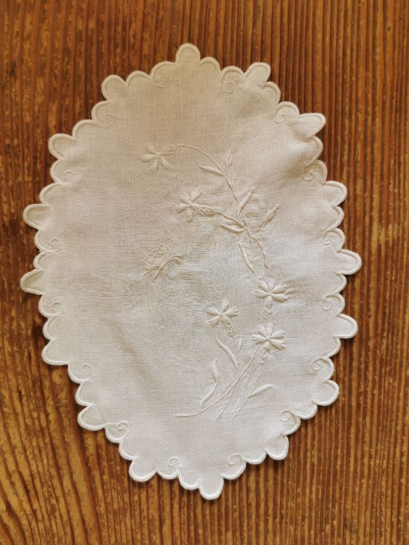 アンティーク フランス カワラナデシコと蝶の立体手刺繍 スカラップリネンランナー