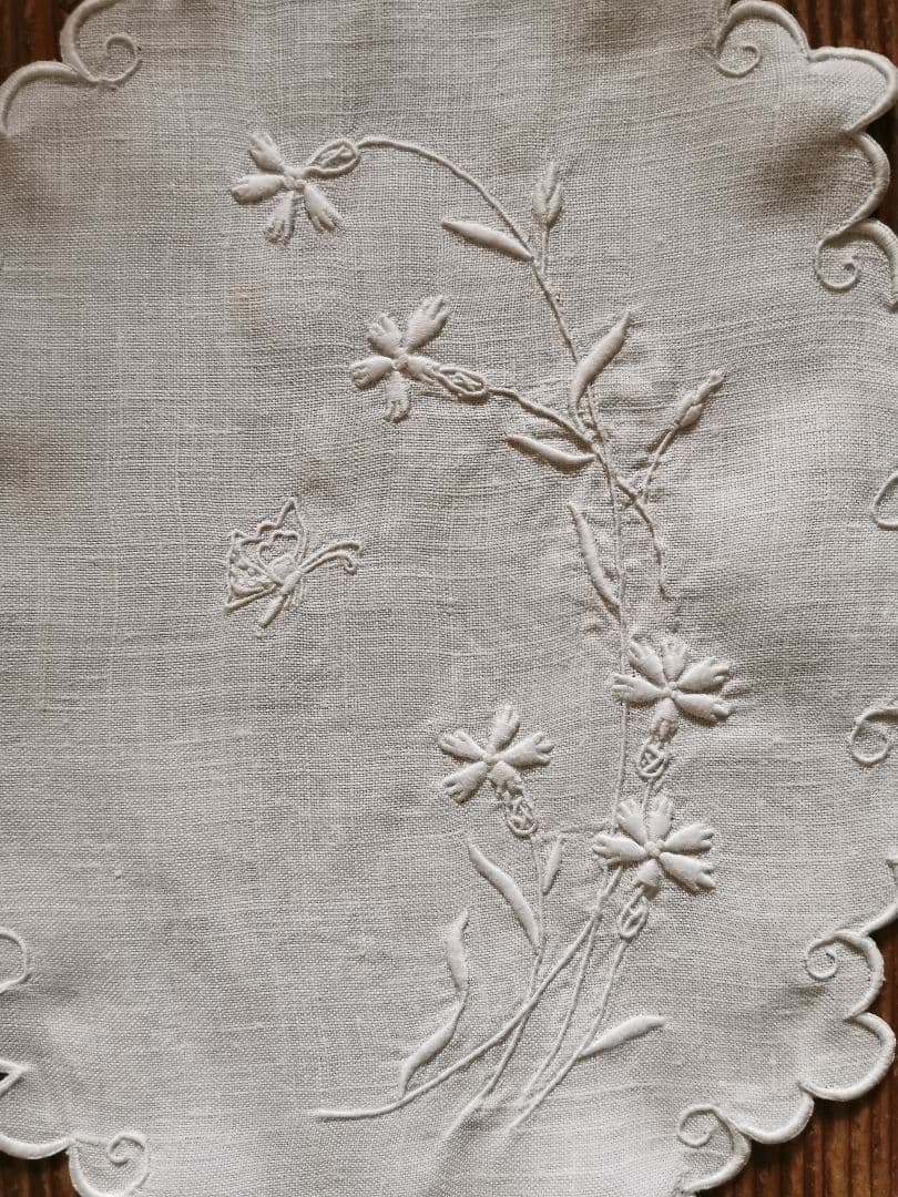 アンティーク フランス カワラナデシコと蝶の立体手刺繍 スカラップリネンランナー