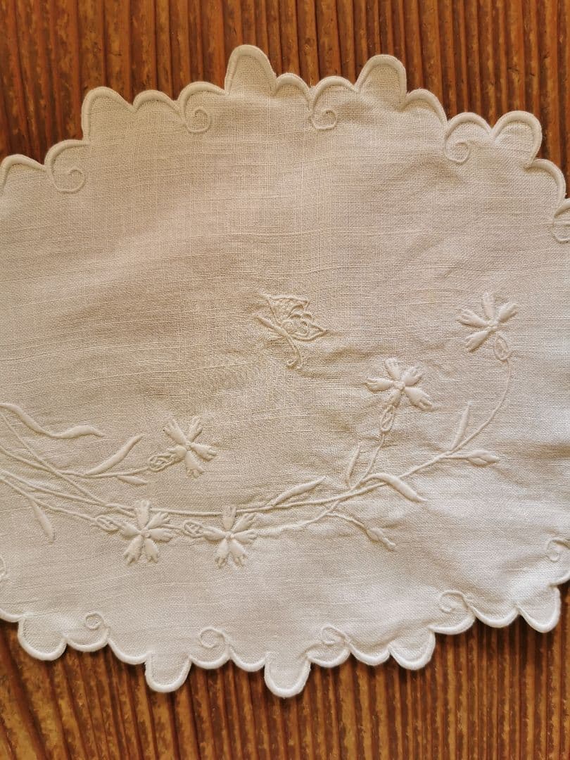 アンティーク フランス カワラナデシコと蝶の立体手刺繍 スカラップリネンランナー