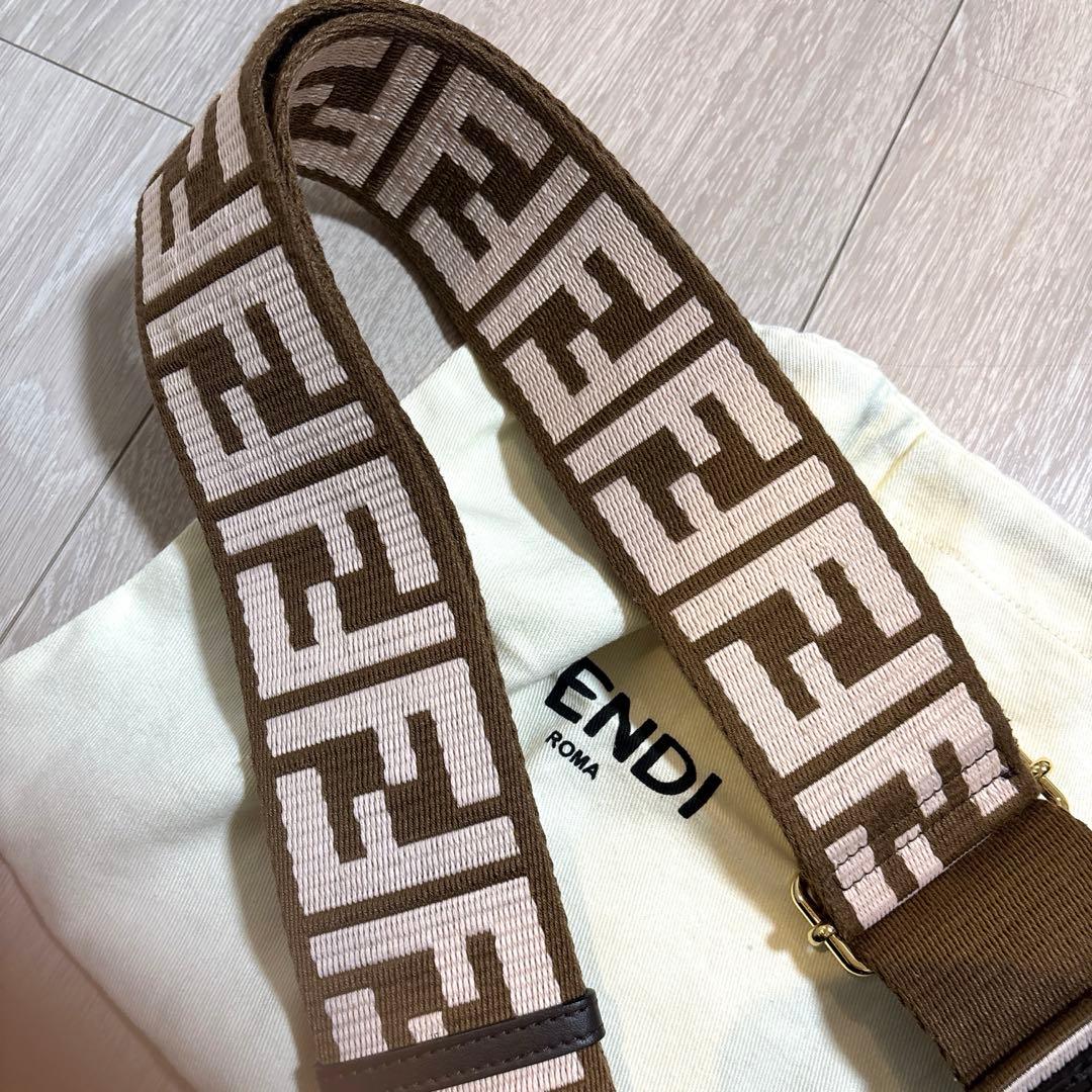 フェンディ ストラップユー ズッカ柄 ピンク×ブラウン色