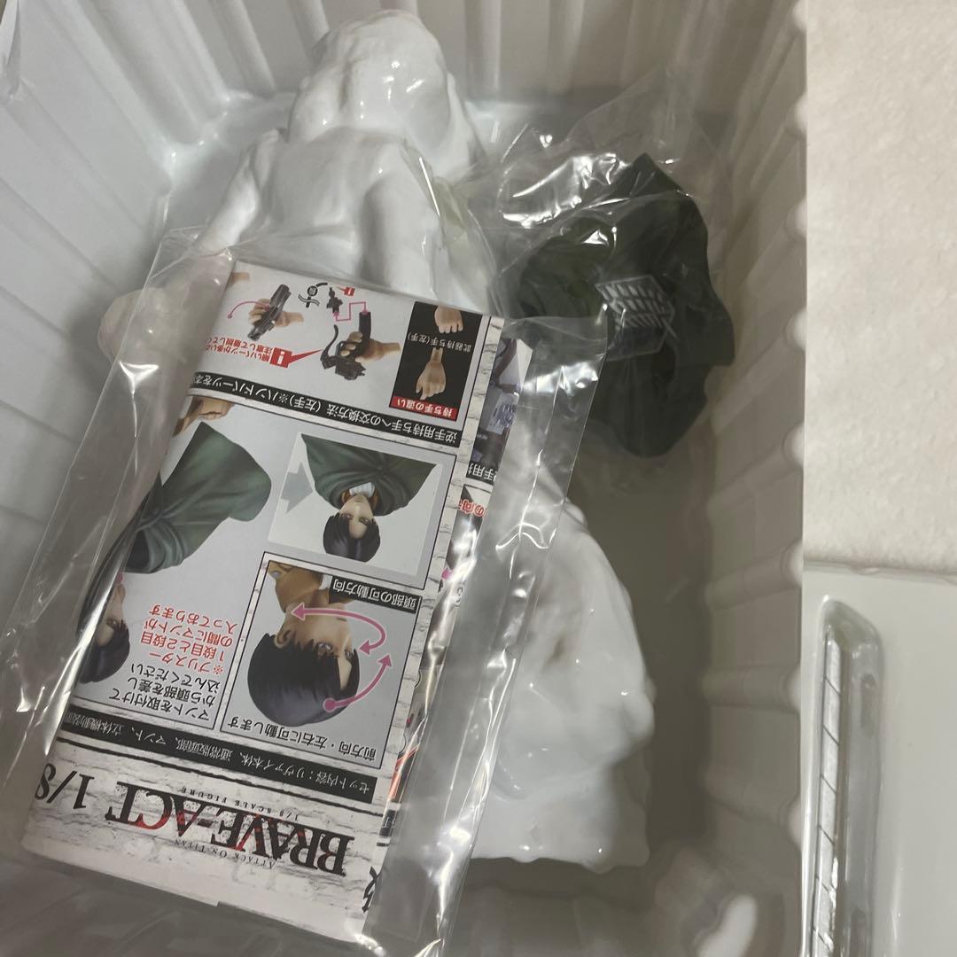 進撃の巨人　リヴァイ　エレン