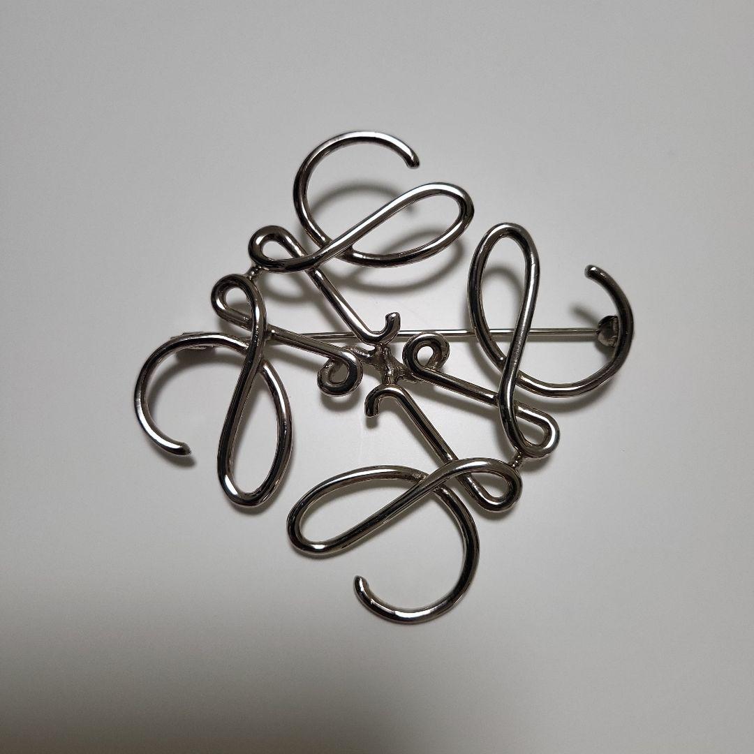 【まーみん】[未使用の袋付き] LOEWE アナグラムブローチ シルバー