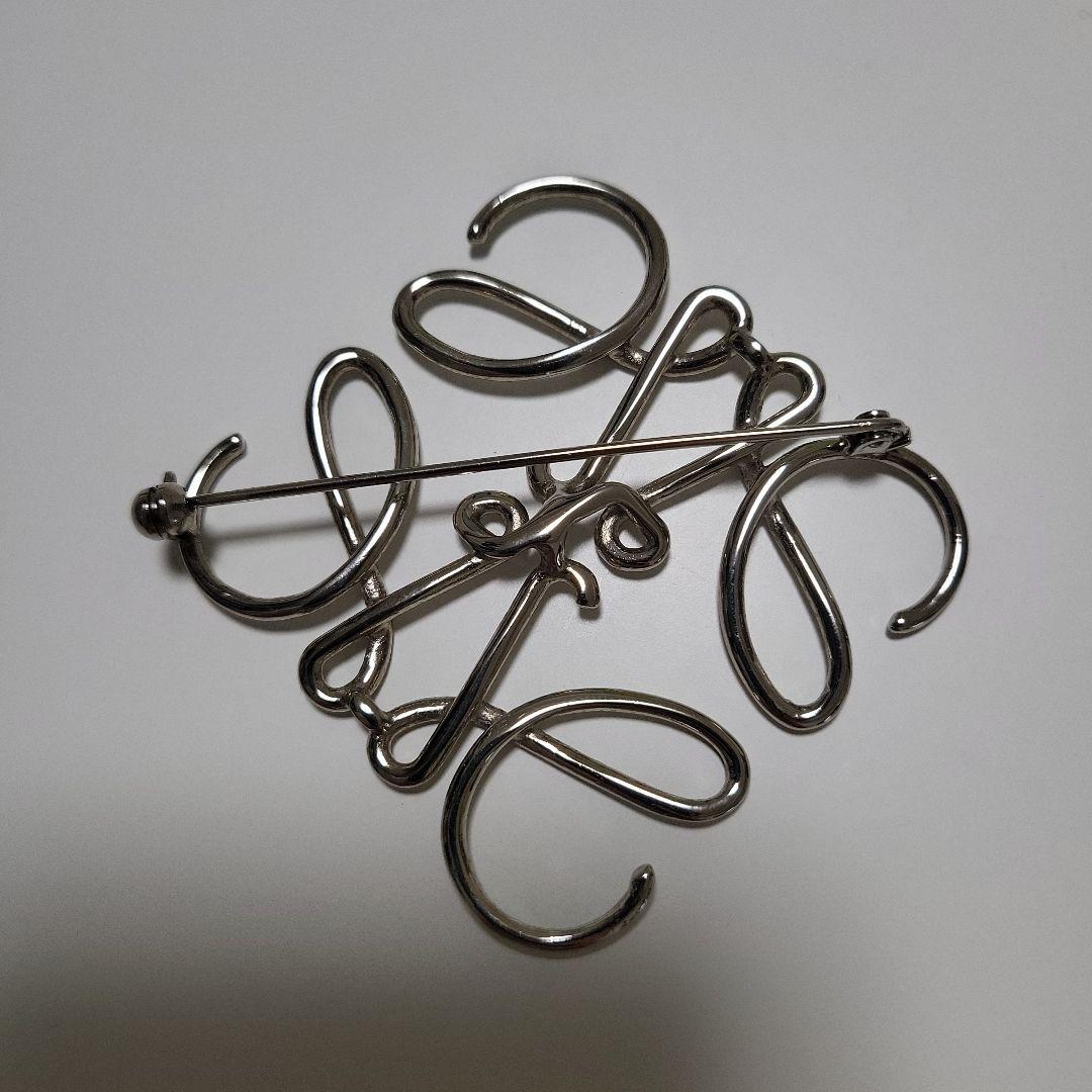 【まーみん】[未使用の袋付き] LOEWE アナグラムブローチ シルバー