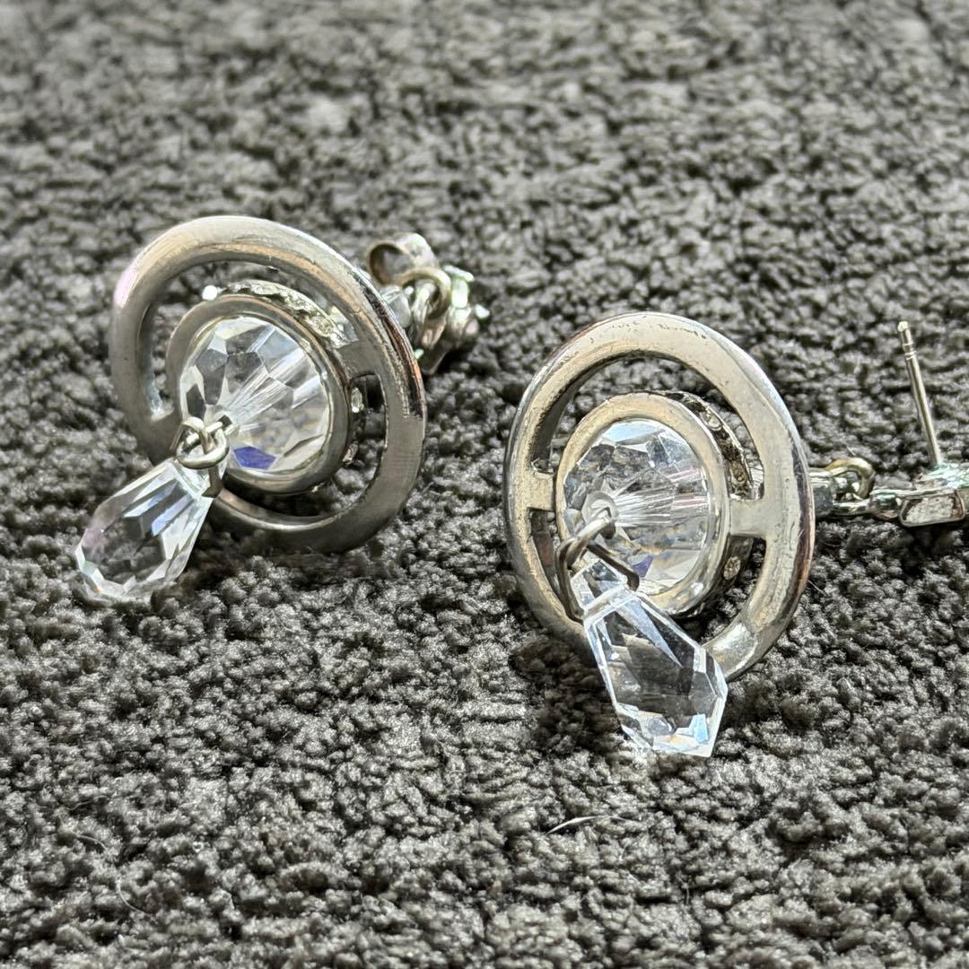 ヴィヴィアン　クリスタル　ドロップ　ピアス