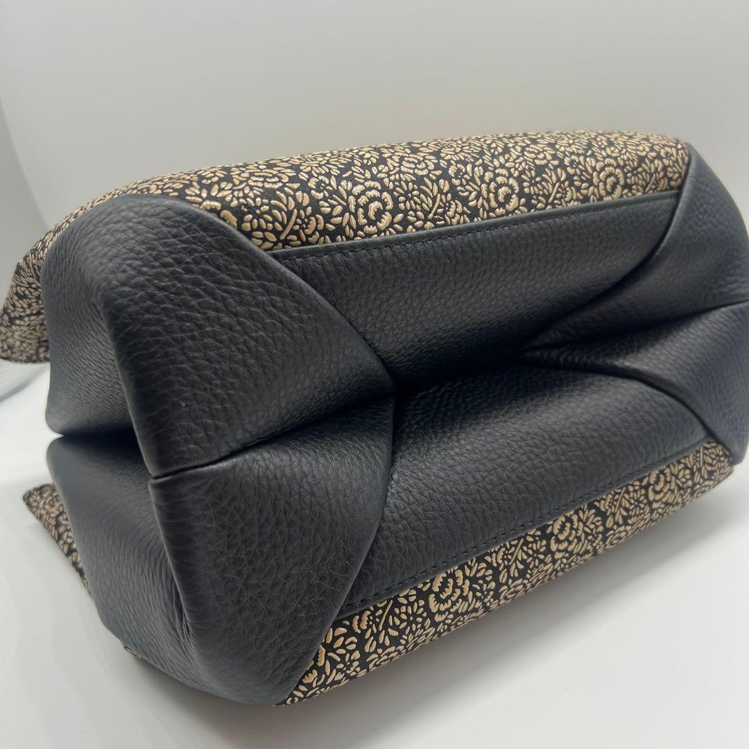 未使用 定価13万 CRESCEND 和装用バッグ 黒とベージュの薔薇　印伝