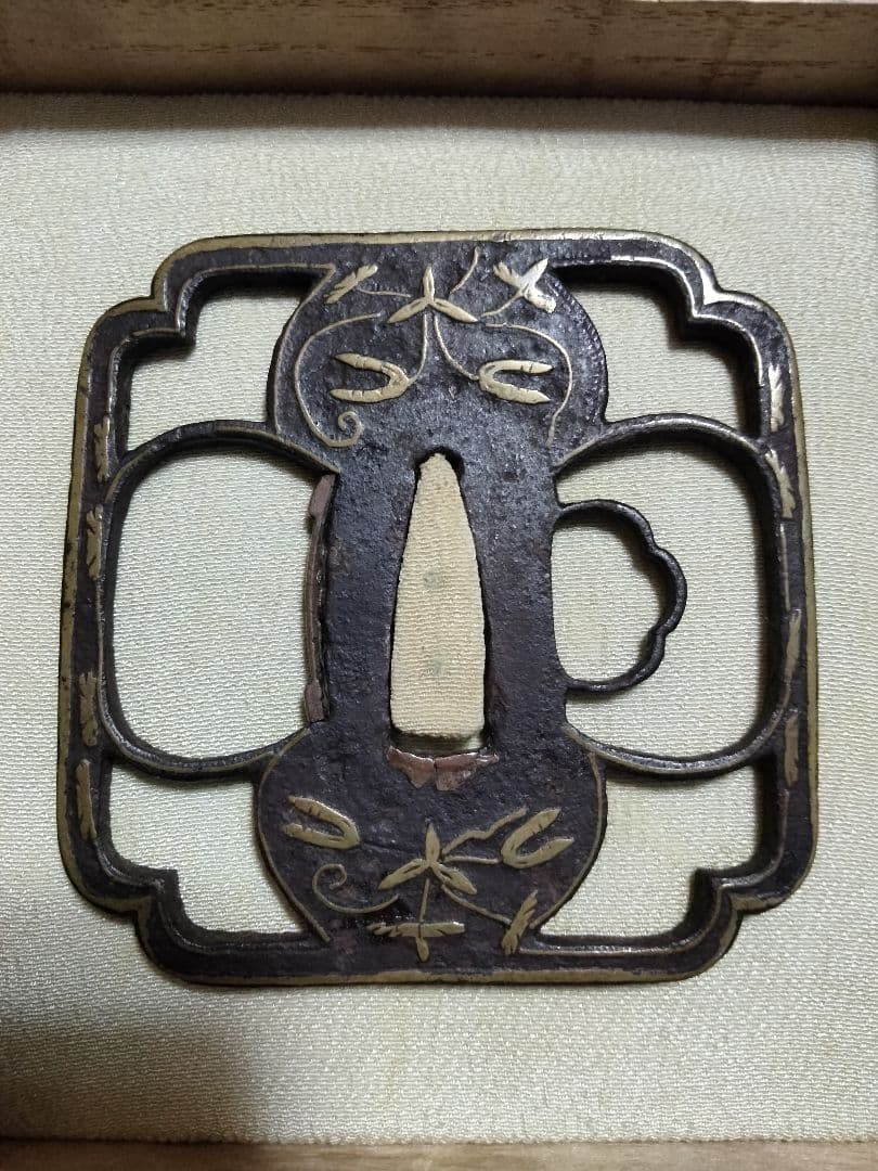 鉄鍔　鐔　(応仁　勝軍草象嵌隅切木瓜大透)　室町〜桃山時代　佐藤寒山先生識箱付き