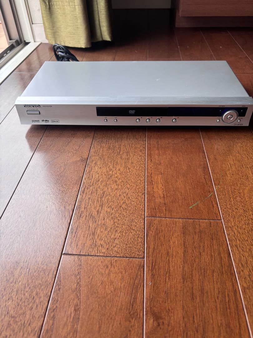 AVアンプ、サブウーファー、DVDプレーヤー、ケーブルセットのオーディオシステム