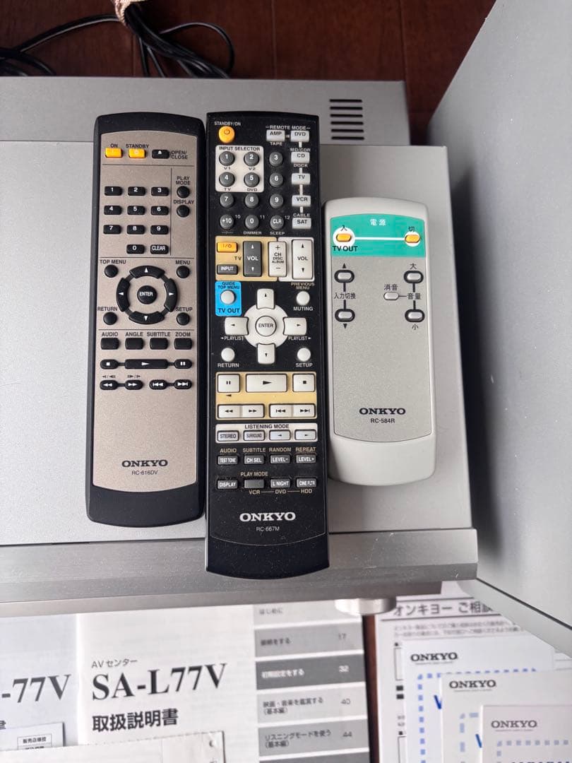 AVアンプ、サブウーファー、DVDプレーヤー、ケーブルセットのオーディオシステム