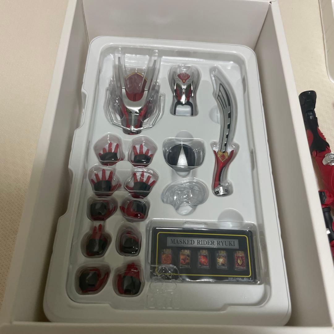 BANDAI shフィギュアーツ真骨彫製法仮面ライダー 龍騎
