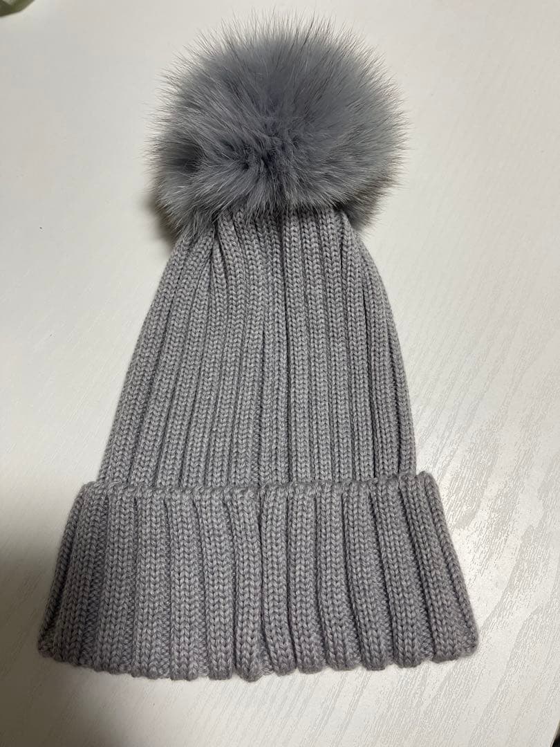 MONCLER グレー ファー付きニット帽