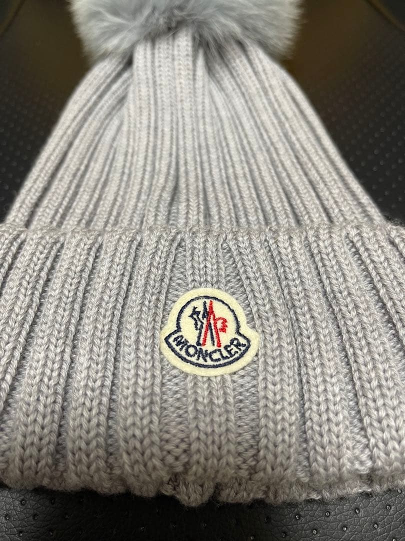 MONCLER グレー ファー付きニット帽