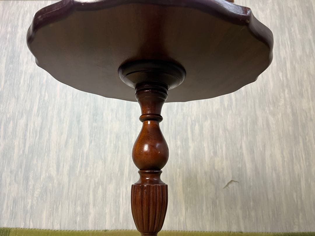 ダークブラウン円形木製テーブル