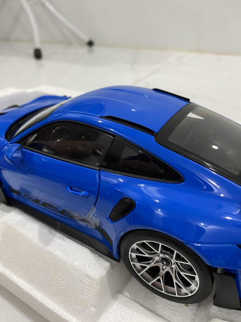 ポルシェ 911 GT2 RS 1/18 ミニカー 青