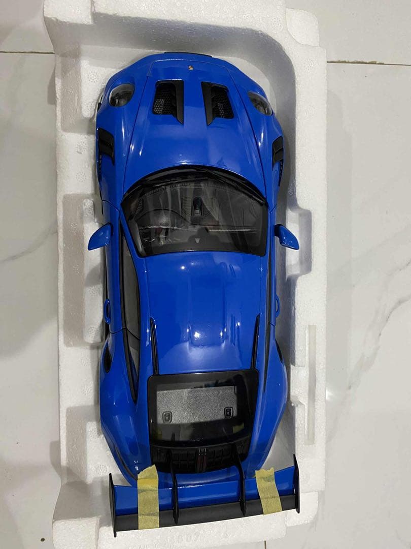 ポルシェ 911 GT2 RS 1/18 ミニカー 青