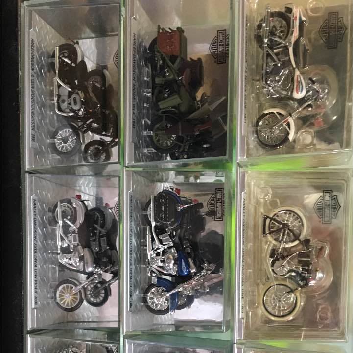 ハレーダビットソン12台ガラスケース入り❗️