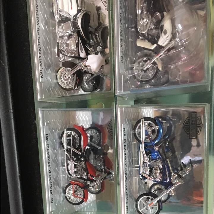 ハレーダビットソン12台ガラスケース入り❗️