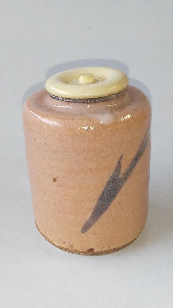 紅志野茶入 京玉欽 作 仕覆 松竹梅変わり市松 茶道具 共箱 美品 です。