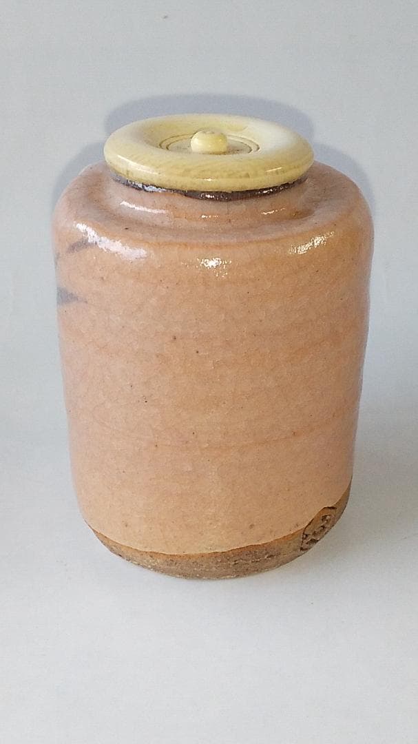 紅志野茶入 京玉欽 作 仕覆 松竹梅変わり市松 茶道具 共箱 美品 です。