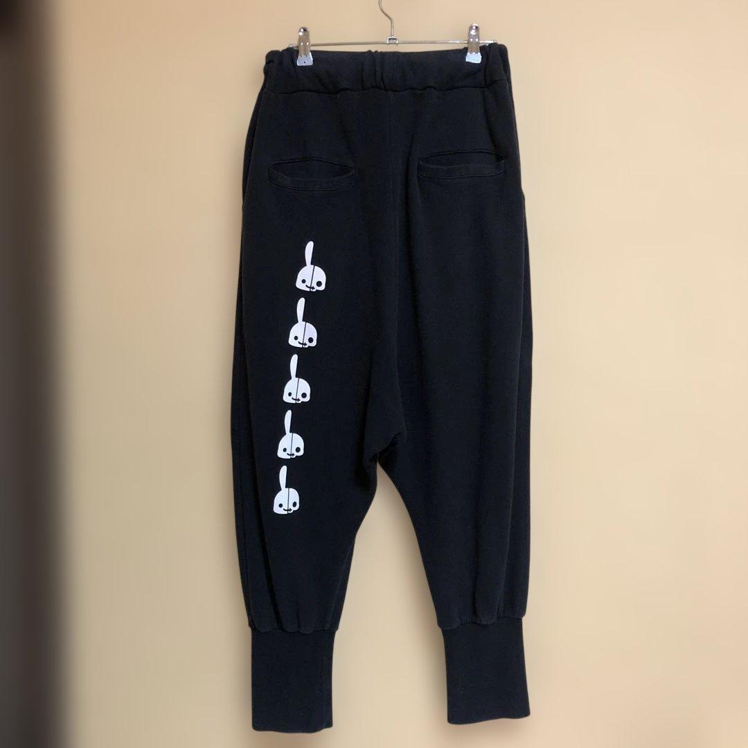 CUNE 裏毛サルエルパンツ　ウサギがいる　黒