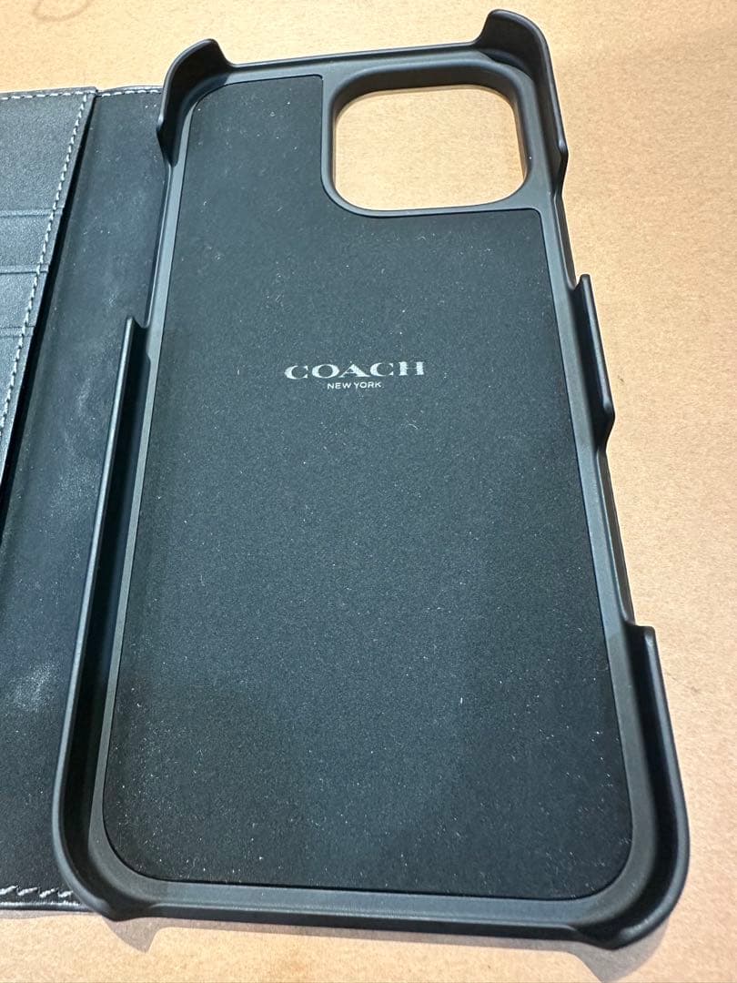 【極美品】COACH ブラックレザー手帳型iPhoneケース　6.7インチ