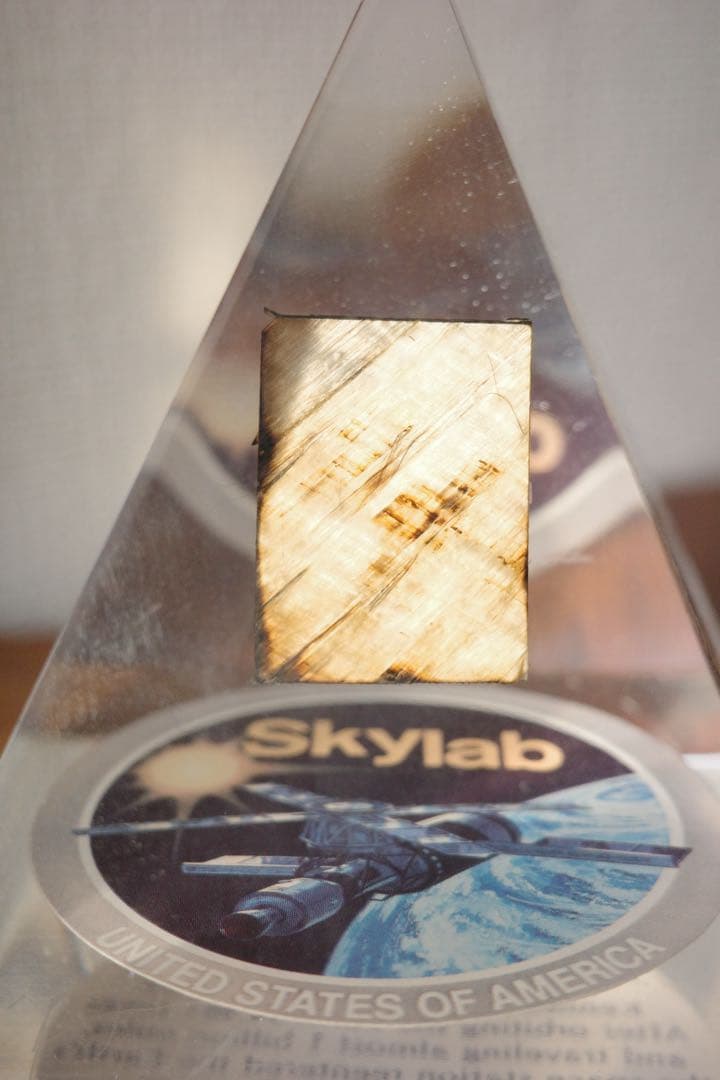 希少 Skylab NASA 実物デブリ アクリル ピラミッド オブジェ/アート
