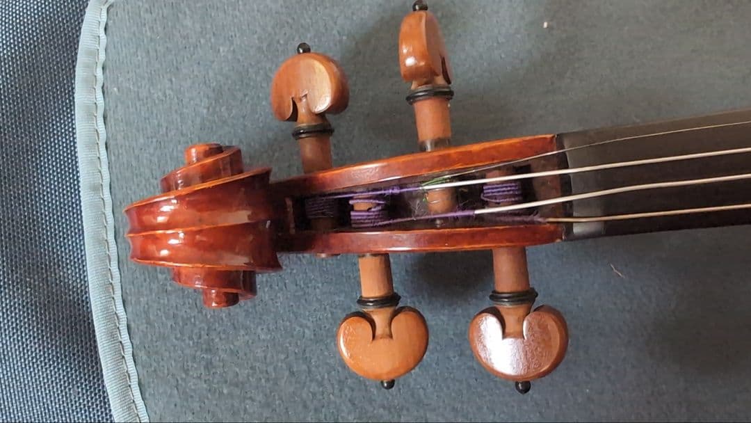 バイオリン本体 、弓、ケースほか　カバーにアーティストの直筆サイン有り