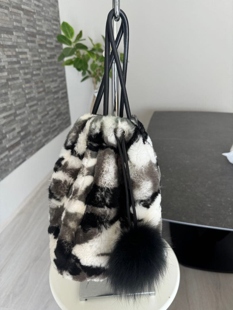 さーちん  ファー巾着バッグ 白黒模様　レッキス