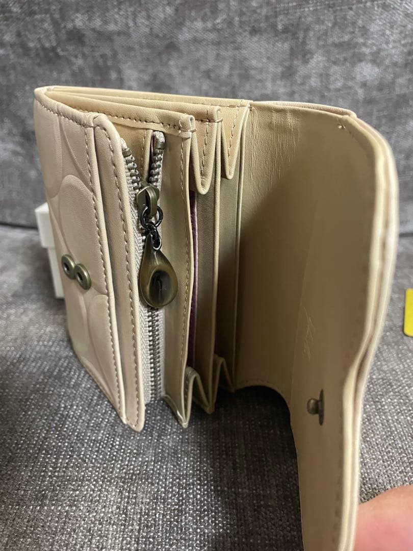 メリクリセール！Shilla シビラ　ベージュ 二つ折り財布　新品箱付