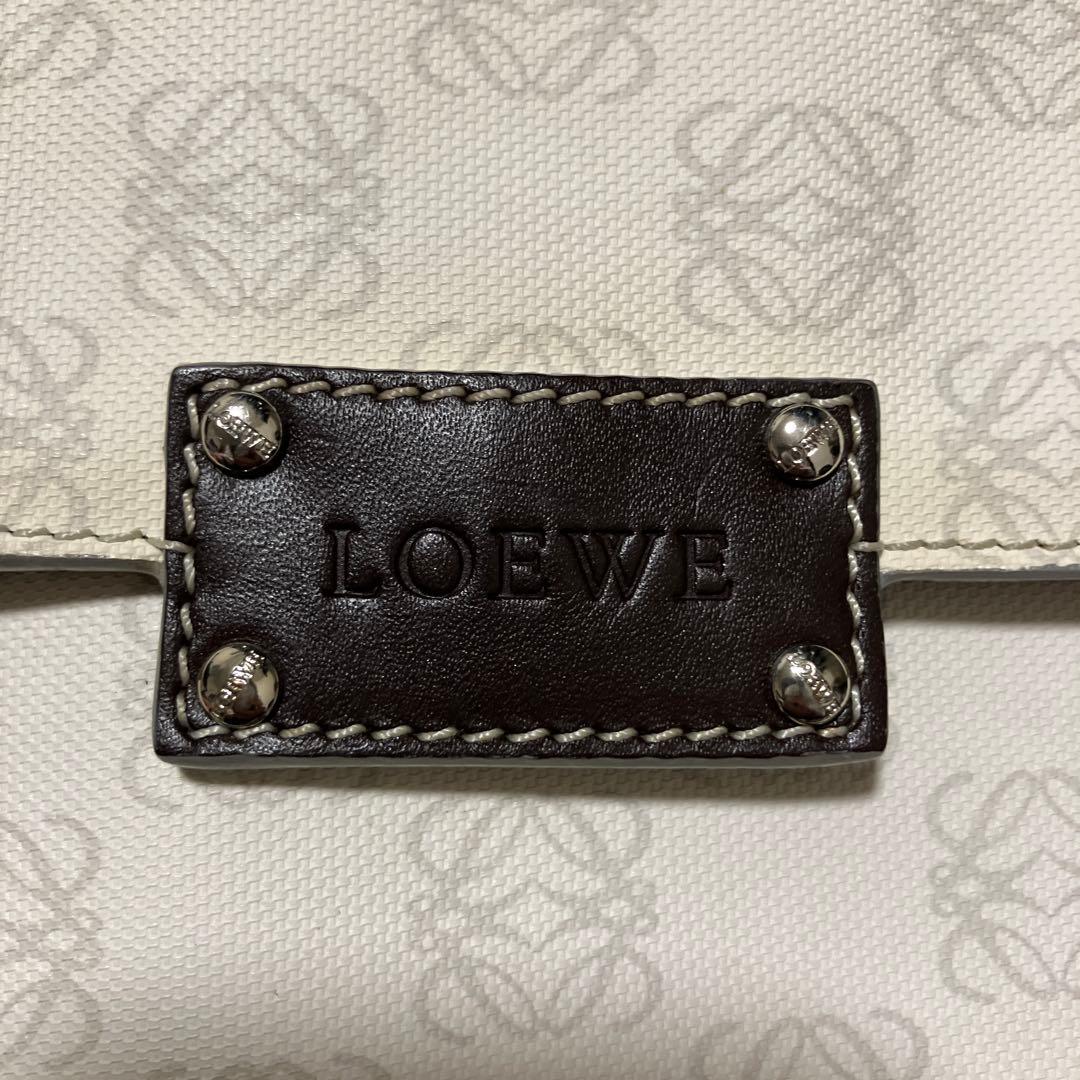 LOEWE ロゴ入り ホワイト ショルダーバッグ